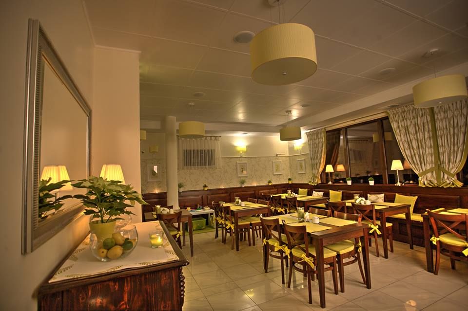 sala restauracyjna słoneczna